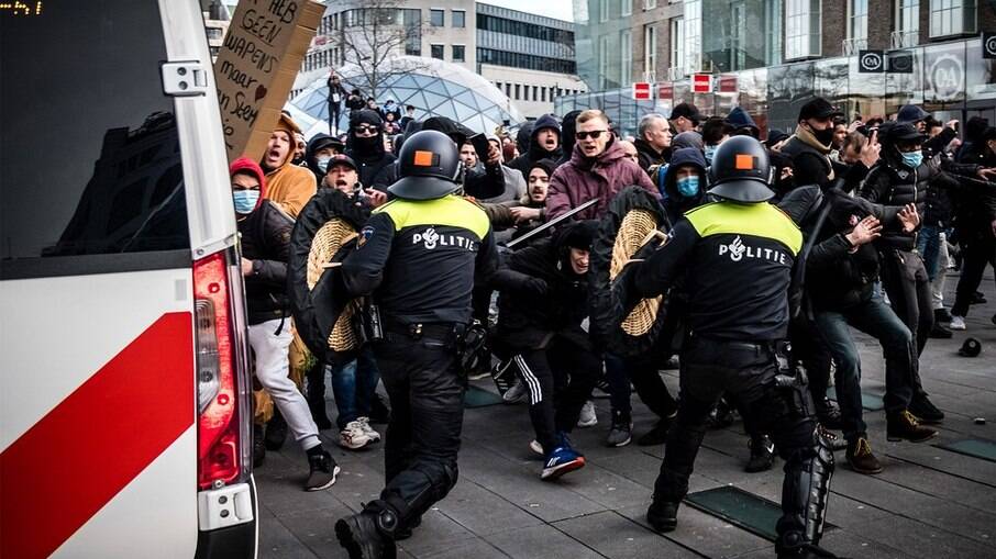Manifestantes em confronto com a polícia durante manifestações na Holanda 