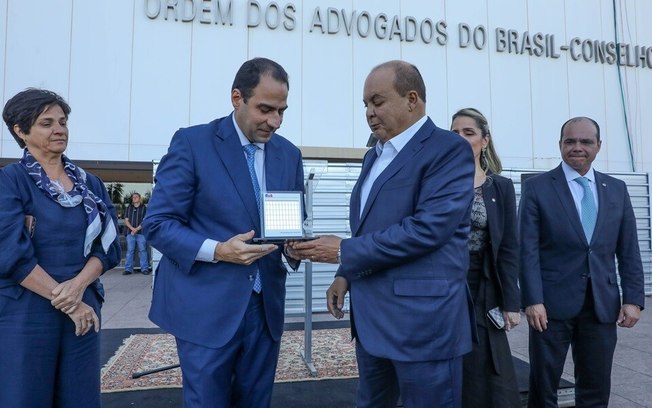 OAB homenageia Ibaneis Rocha pela ajuda à entidade no dia do incêndio na sede