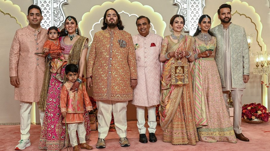 Mukesh Ambani com sua esposa Nita Ambani, filha Isha Ambani, filhos Akash Ambani e Anant Ambani, nora Shloka Mehta e genro Anand Piramal posam para fotos ao chegarem para assistir à cerimônia de casamento de Anant e Radhika Comerciante em Mumbai em 12 de julho de 2024