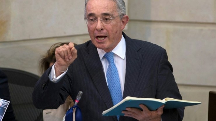 Justiça da Colômbia absolve irmão de Uribe em caso de homicídio