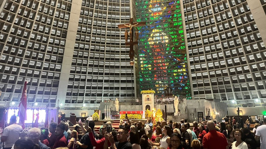 Fiéis chegam à Catedral Metropolitana de São Sebastião, no Centro, ponto final da procissão do padroeiro da cidade. Fiéis chegam à Catedral Metropolitana de São Sebastião, no Centro, ponto final da procissão do padroeiro da cidade.