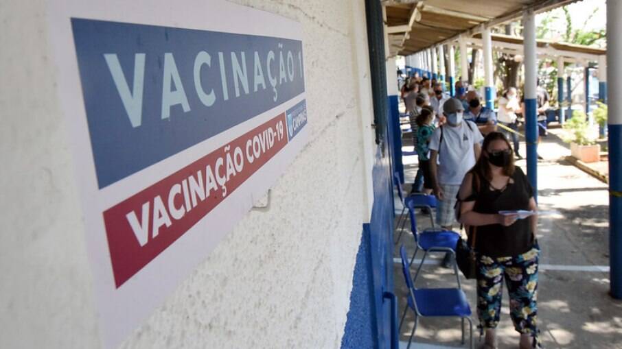Fila para receber a vacina contra Covid em Campinas.
