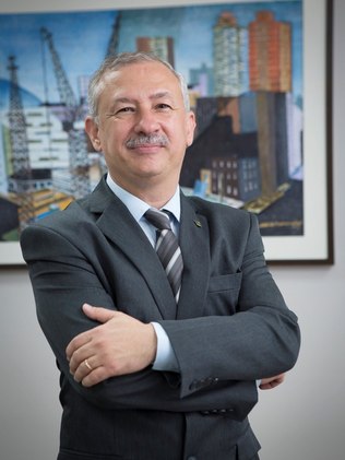 Por Ricardo Rocha%2C engenheiro civil%2C presidente do Crea-PR