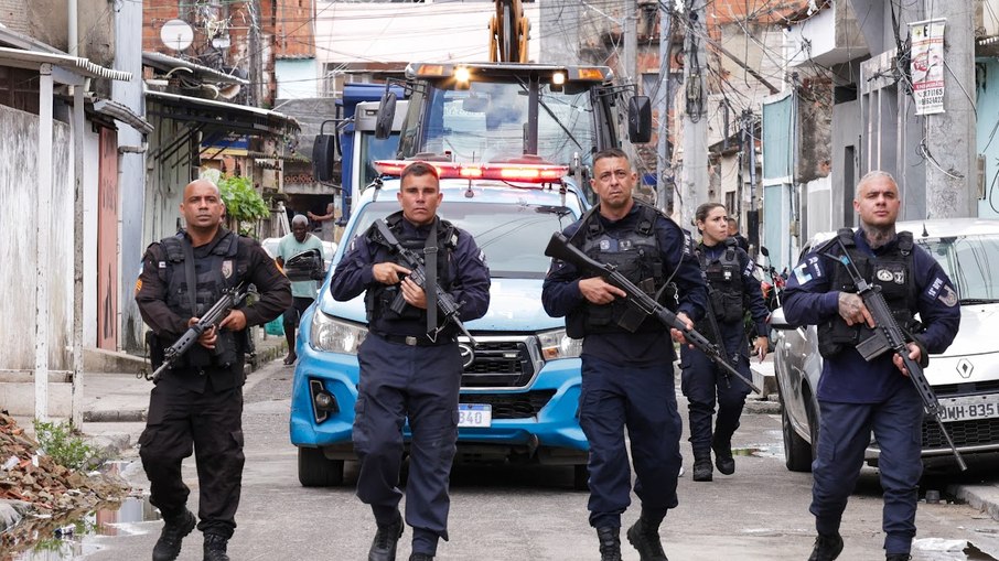 Policiais do 18º BPM removem barricadas na Cidade de Deus durante a Operação Barricada Zero. Policiais do 18º BPM removem barricadas na Cidade de Deus durante a Operação Barricada Zero.