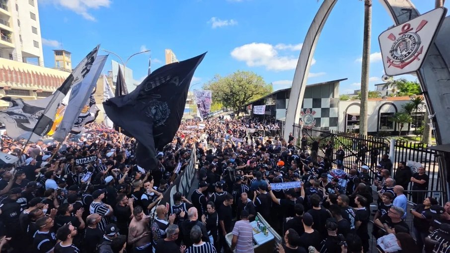 Organizadas e torcedores comum do Corinthians protestam no Parque São Jorge e se manifestam pela 