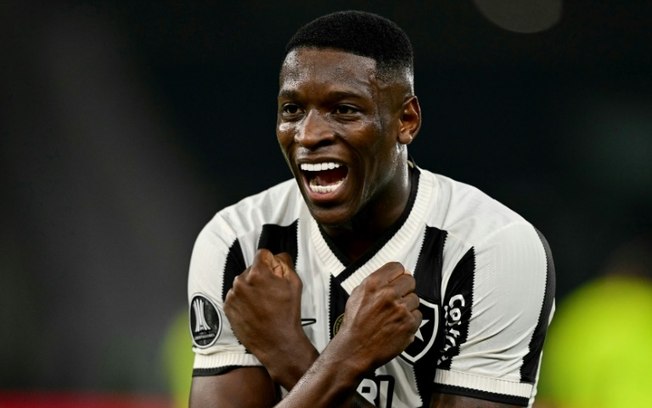 Luiz Henrique comemora com o gesto do herói Pantera Negra após marcar para o Botafogo contra o Palmeiras nas oitavas de final da Libertadores Luiz Henrique comemora com o gesto do herói Pantera Negra após marcar para o Botafogo contra o Palmeiras nas oitavas de final da Libertadores