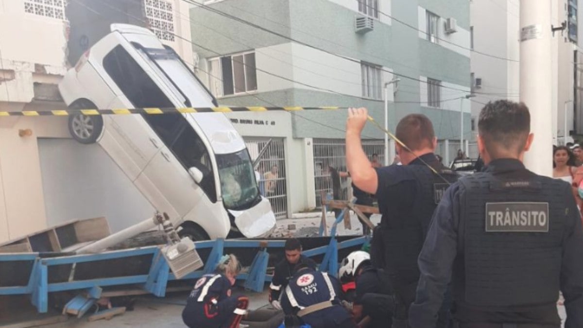 Carro quebra parede de garagem e atinge mulher em Balneário Camboriú (SC)