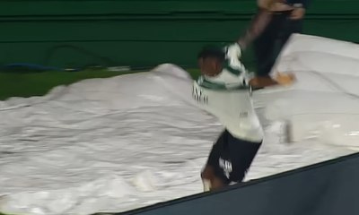 Gol, queda em túnel e VAR: cena inusitada marca jogo do Coritiba