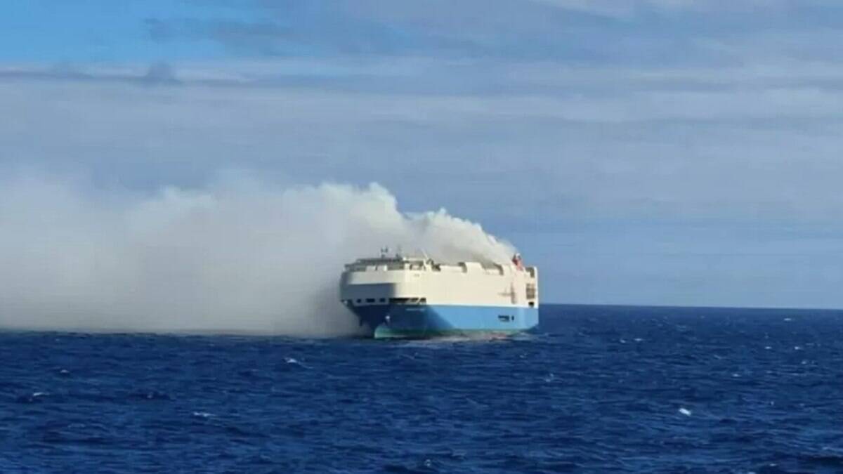 Navio pegou fogo em Açores