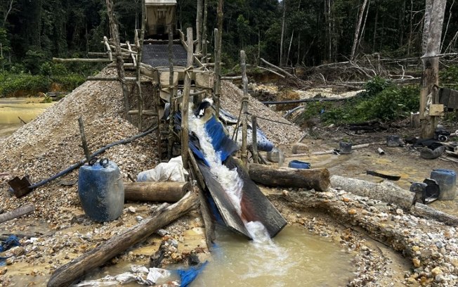 Mina de garimpo ilegal de ouro em Roraima, na Amazônia Legal, em 24 de fevereiro de 2023