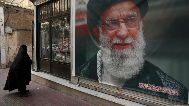 Irã transforma funeral de Khamenei em demonstração de poder