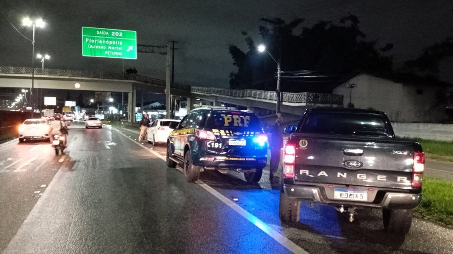 Picape Ford Ranger foi abordada após disputa de velocidade sob chuva na região de Biguaçu