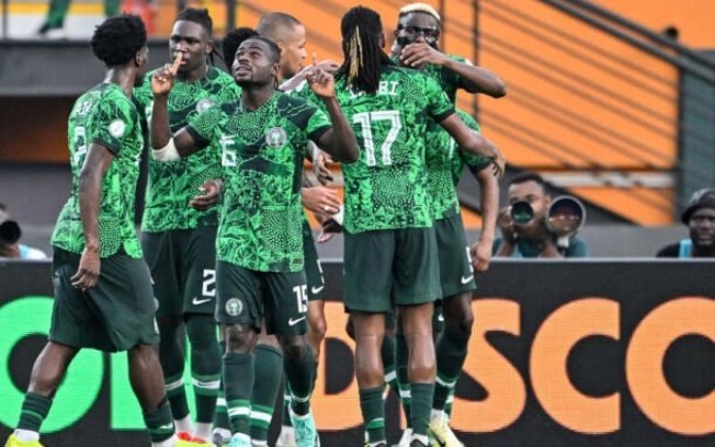Jogadores de Nigéria e Angola em disputa de bola pelas quartas de final da Copa Africana de Nações - Foto: Issouf Sanogo/AFP via Getty Images