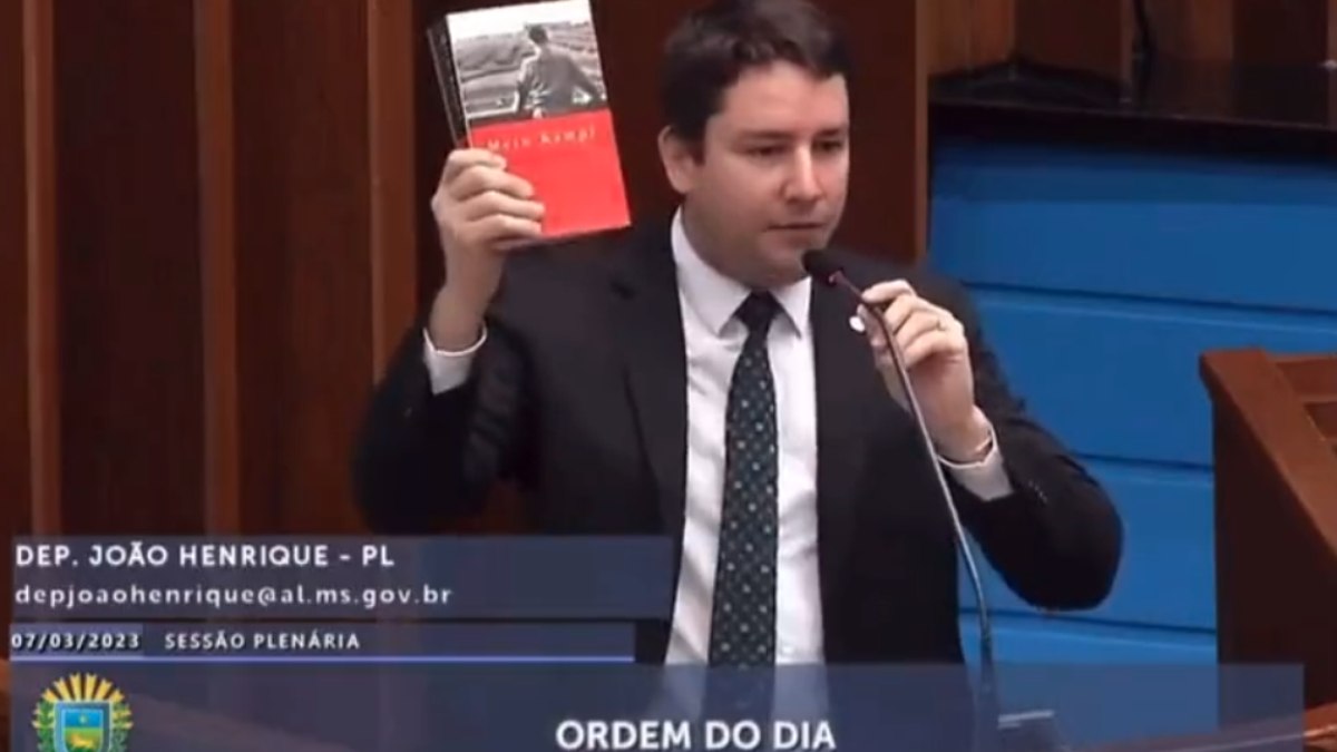 Deputado João Henrique Catan exibiu livro de Hitler na Assembleia Legislativa do MS