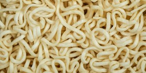 Seis pessoas morrem após ingerir massa instantânea com bactéria