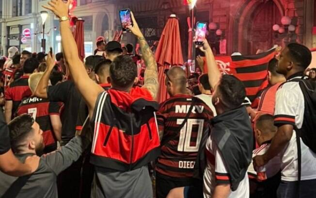 'Incansáveis': torcida do Flamengo leva clima do Maracanã a Montevidéu pelo Tri da Libertadores