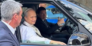 Papa Leão XIV escolhe carro híbrido; Vaticano quer zerar emissões
