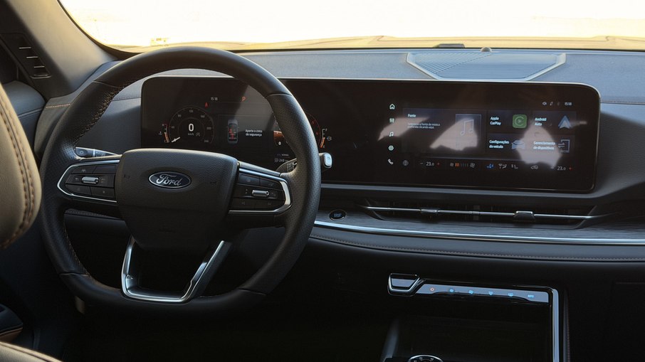 Ford Territory Titanium 2026 traz painel digital, central multimídia e ar-condicionado digital de duas zonas