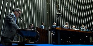 Senado aprova reajuste salarial para servidores federais