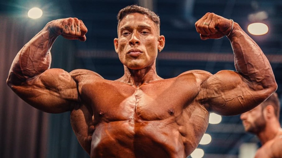 Ramon Dino pode fazer história neste sábado, no Mr. Olympia 2025