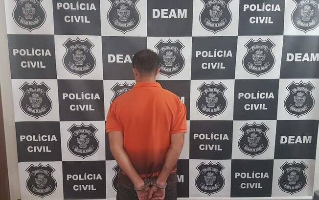 Alessandro Oliveira teve a prisão preventiva decretada após ser flagrado agredindo a esposa em um elevador em Goiás