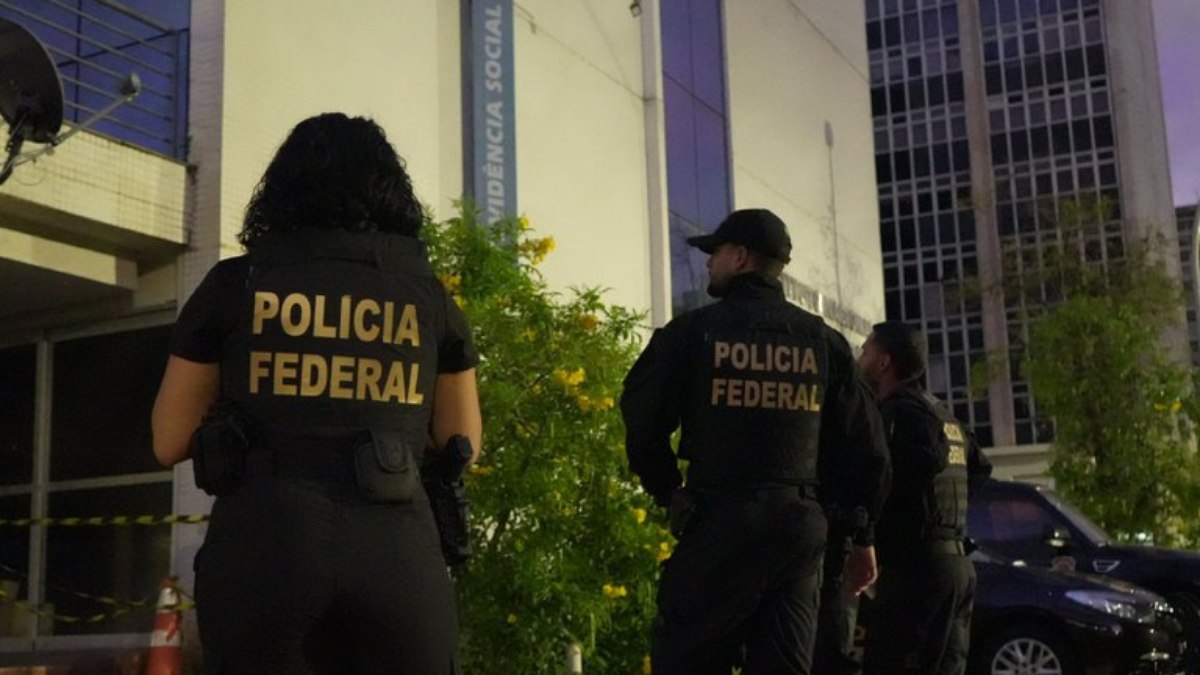 Polícia Federal na sede do INSS durante operação
