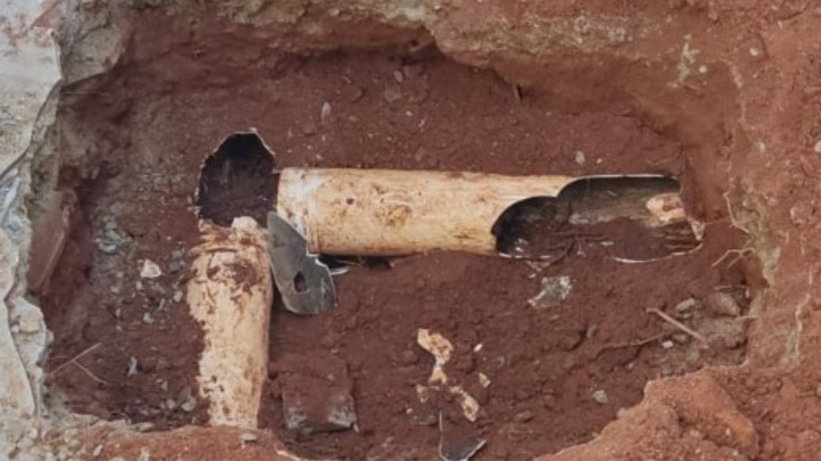Detalhes da tubulação onde o filhote de cachorro foi resgatado Detalhes da tubulação onde o filhote de cachorro foi resgatado
