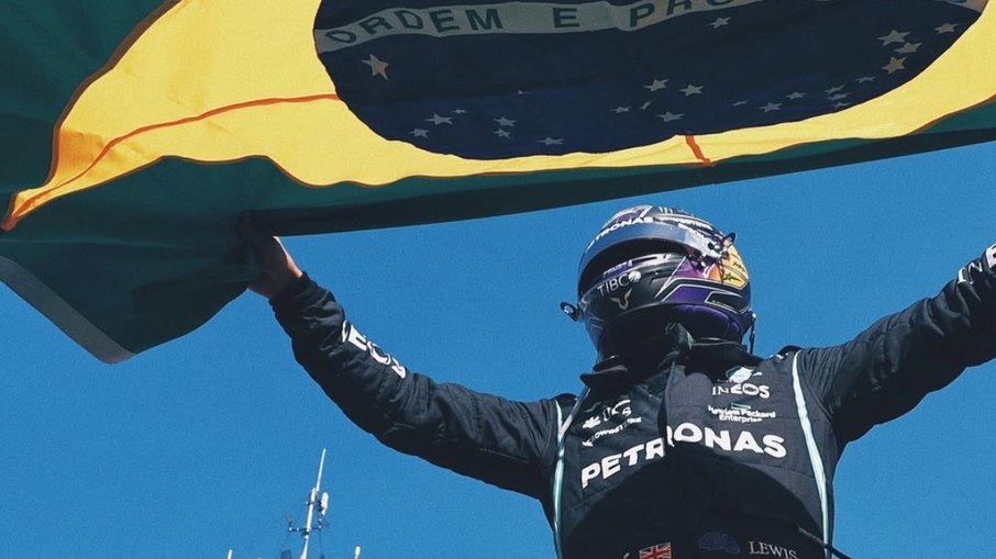 Lewis Hamilton vence o GP de São Paulo 2021 e ergue a bandeira brasileira