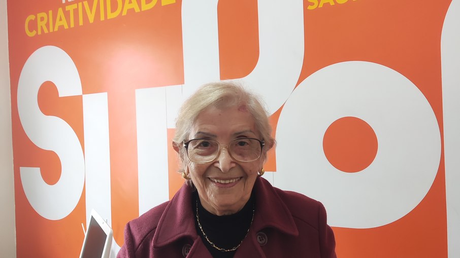 Dona Eliza, aluna do Método Supera, tem 100 anos e está radiante pela oportunidade de aprender coisas novas