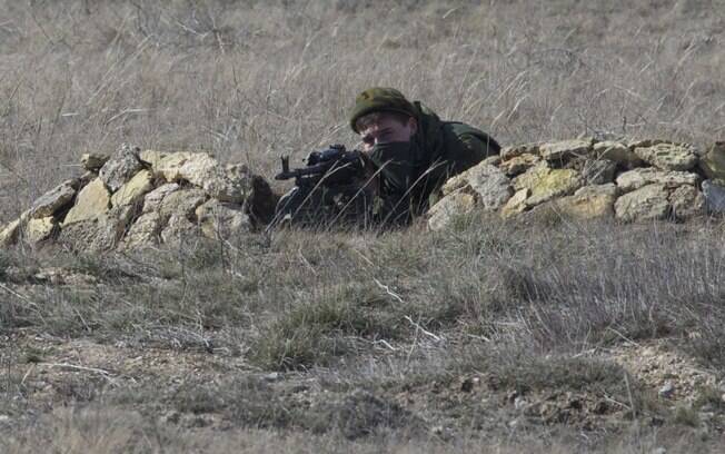 Soldado pró-Rússia bloqueia base naval na vila de Novoozerne, Crimeia, na Ucrânia (3/3). Foto: AP