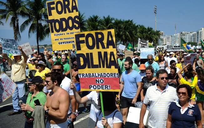 Diversos grupos protestam contra o governo na praia de Copacabana, zona sul do Rio. Foto: Tomaz Silva/Agência Brasil
