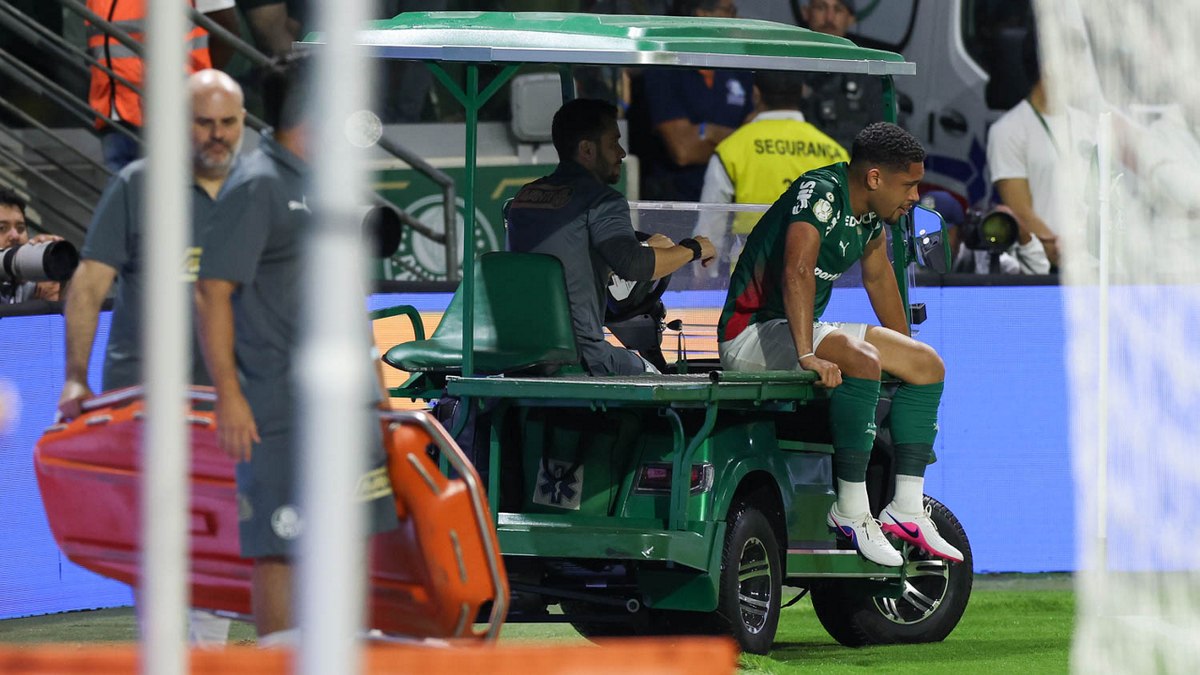 Palmeiras brilha em campo, mas preocupa com nova lesão de Vitor Roque!