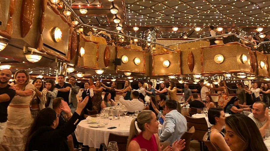 Festa no restaurante do cruzeiro com 400 empresários