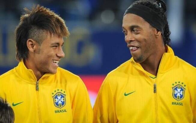 Neymar e Ronaldinho Gaúcho já jogaram juntos pela seleção brasileira