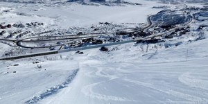 Avalanche de neve deixa dezenas de esquiadores soterrados