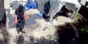 Veterano da Marinha chuta e puxa enteado com coleira de cachorro