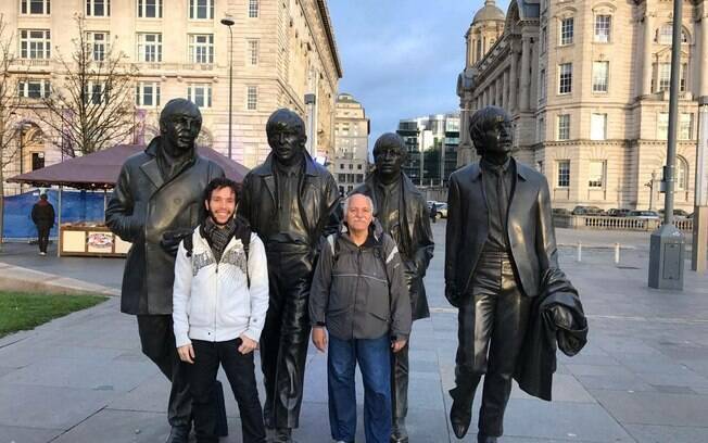 Entre os passeios marcantes durante o mochilão, pai e filho conheceram um pouco de onde os Beatles  viveram