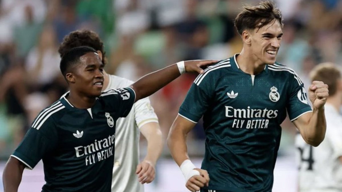 Endrick e Carlos Espí comemoram gol no amistoso deste sábado (8)