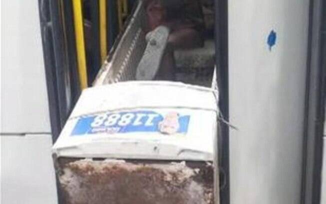 Homem embarca em ônibus carregando uma geladeira