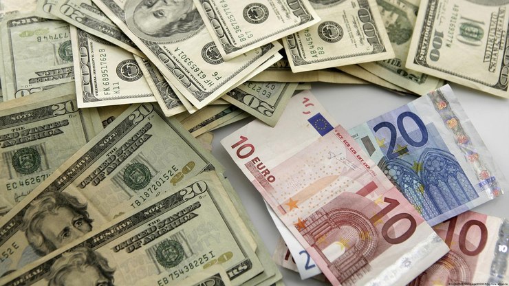 Euro cai frente ao dólar: uma crise financeira se aproxima?