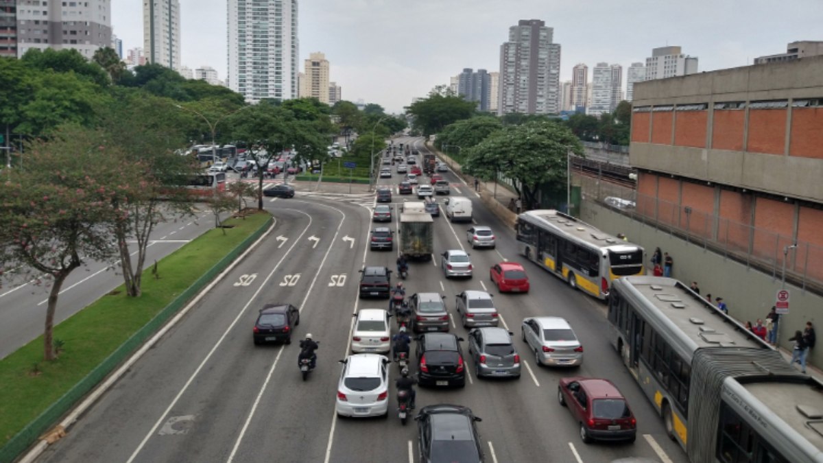 Trânsito intenso na Radial Leste, sentido Centro, na altura da estação Carrão da Linha 3-Vermelha do Metrô