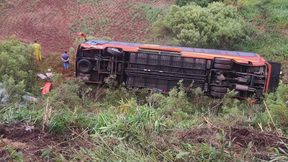 Ônibus tombou às margens da rodovia, em Cruz Alta