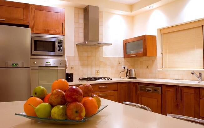 Numa cozinha é importante que o fogão fique longe da pia e geladeira, ou que tenha elementos de madeira entre eles
