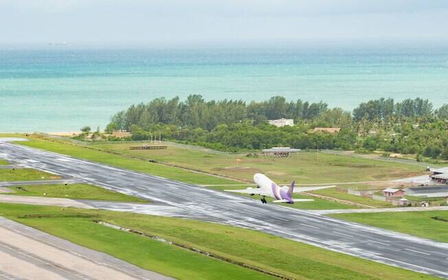 A pista de pouso do aeroporto de Phuket passa sobre a praia de Mai Khao, que rapidamente virou um ponto para selfies