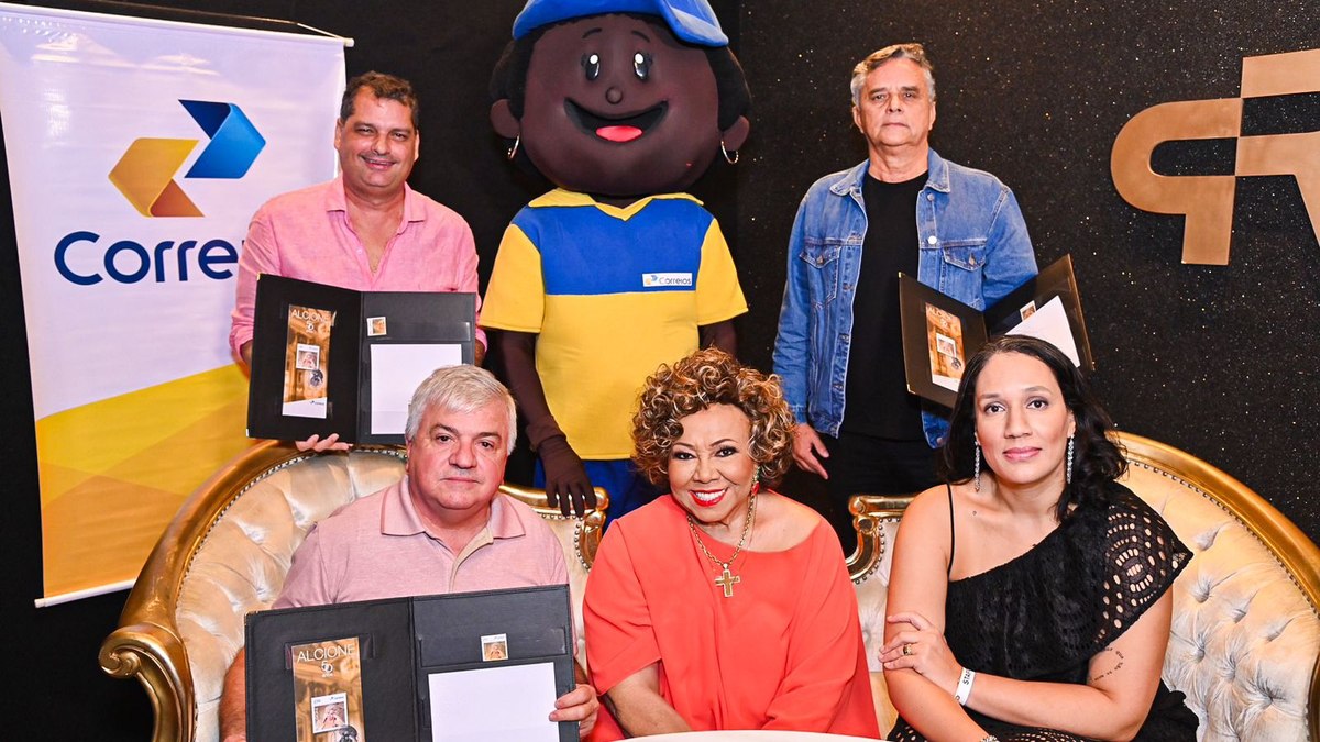 Alcione junto a representantes dos Correios