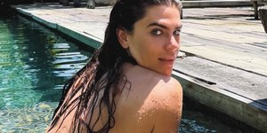 Mariana Goldfarb surge de topless e rouba a cena em nova foto