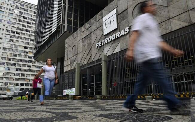 Petrobras já teve adesão de 10 mil funcionários aos planos de demissão voluntária