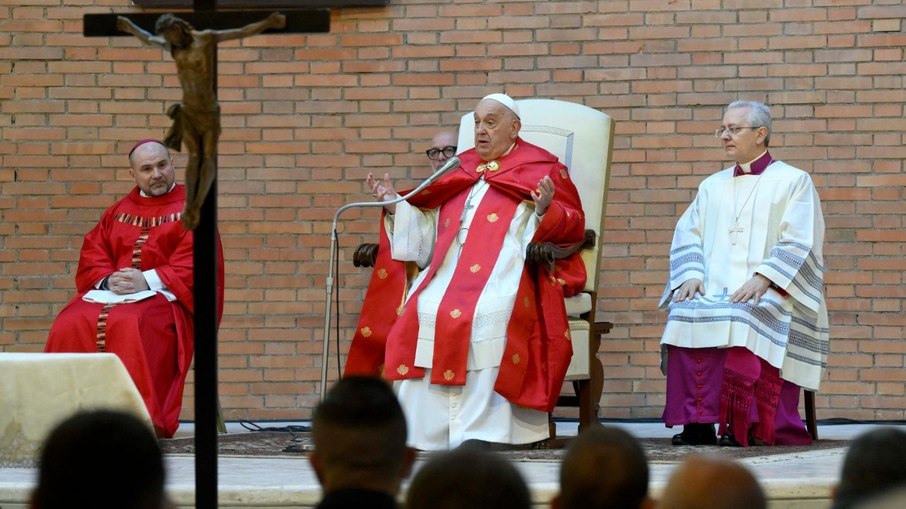 Oração escrita por Papa Francisco deve ser lida na missa deste domingo Oração escrita por Papa Francisco deve ser lida na missa deste domingo