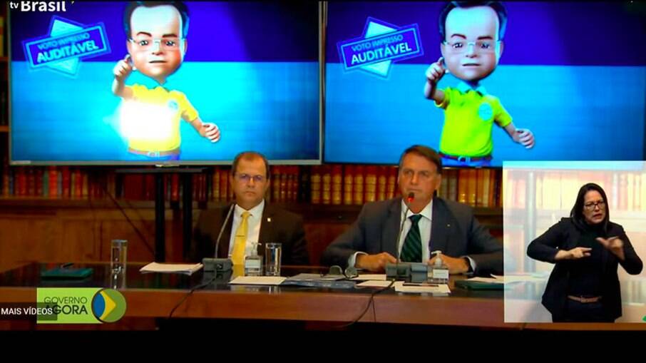 Bolsonaro em live em que promoveu desinformação contra urnas eletrônicas