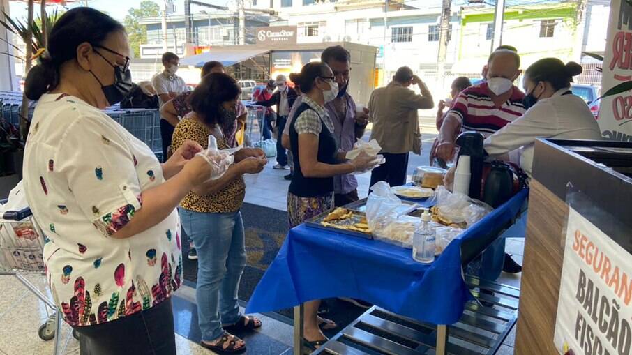 A oferta do café da manhã para os idosos da vizinhança é mais uma iniciativa para manter este vínculo com a comunidade em um dos mais tradicionais bairros de Guarulhos. A oferta do café da manhã para os idosos da vizinhança é mais uma iniciativa para manter este vínculo com a comunidade em um dos mais tradicionais bairros de Guarulhos.